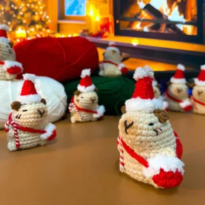 Móc khoá len Capybara Noel, đi phát quà mừng Giáng Sinh